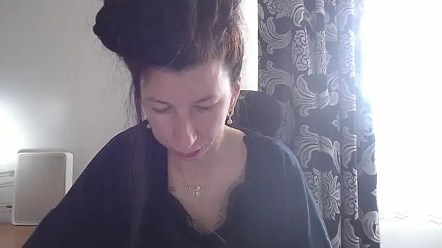 Snapshot of RosieHayes chatting on 11.26.25 RosieHayes online show from 11.26.25