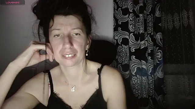 Snapshot of RosieHayes chatting on 11.26.25 RosieHayes online show from 11.26.25
