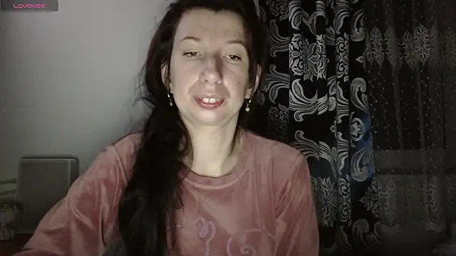 Snapshot of RosieHayes chatting on 11.28.25 RosieHayes online show from 11.28.25