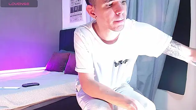 Snapshot of Matteo12_ chatting on 11.10.25 Matteo12 online show from 11.10.25