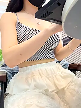 Snapshot of Linh_2004 chatting on 09.20.25 Linh 2004 online show from 09.20.25