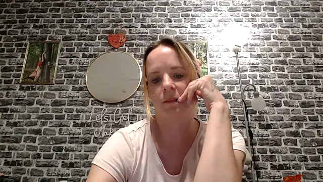 Snapshot of SexyMilf_37 chatting on 04.29.26 SexyMilf 37 online show from 04.29.26