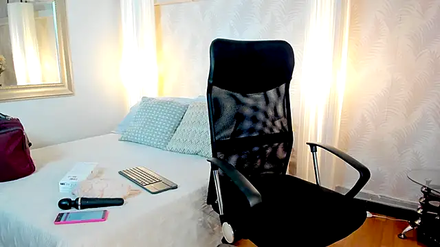 Snapshot of Emilly_Beaumont chatting on 10.11.25 Emilly Beaumont online show from 10.11.25