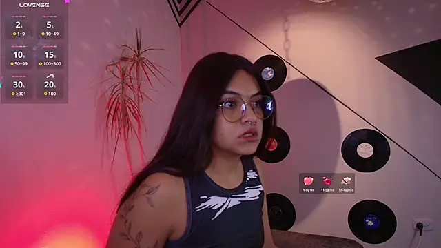 Snapshot of Lilith_and_Khloe chatting on 10.02.25 Lilith and Khloe online show from 10.02.25