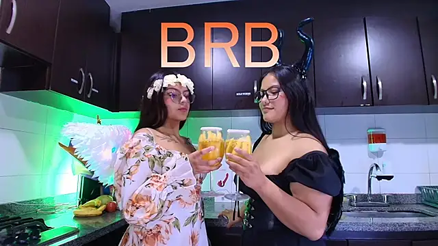 Snapshot of Lilith_and_Khloe chatting on 11.06.25 Lilith and Khloe online show from 11.06.25