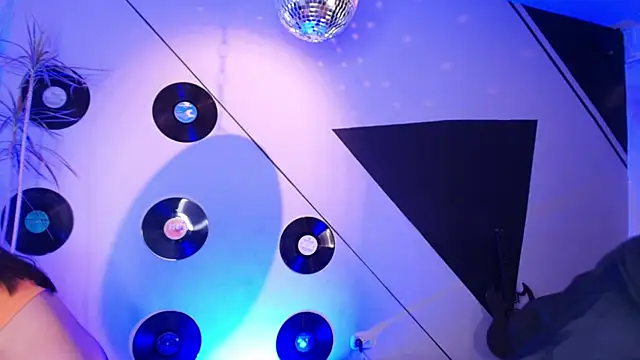 Snapshot of Lilith_and_Khloe chatting on 11.29.25 Lilith and Khloe online show from 11.29.25