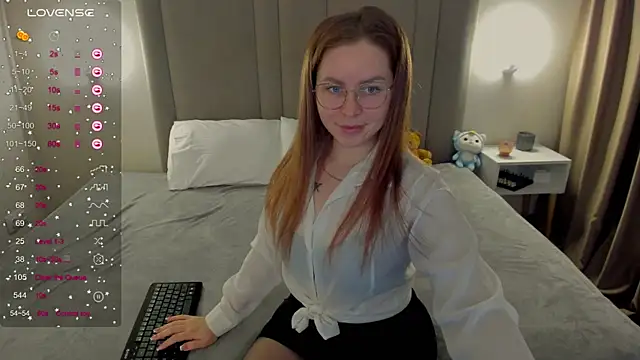 Snapshot of MikaBloom chatting on 03.09.26 MikaBloom online show from 03.09.26