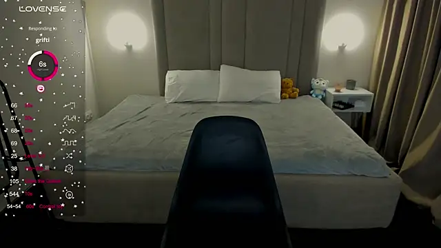 Snapshot of MikaBloom chatting on 03.13.26 MikaBloom online show from 03.13.26