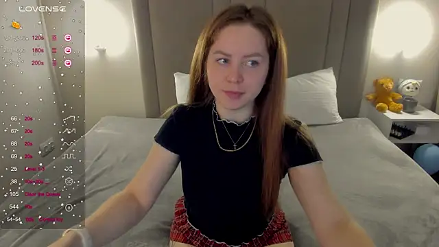 Snapshot of MikaBloom chatting on 04.12.26 MikaBloom online show from 04.12.26