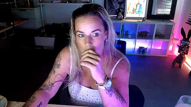 Mrs-Aurora online show from 10.15.25