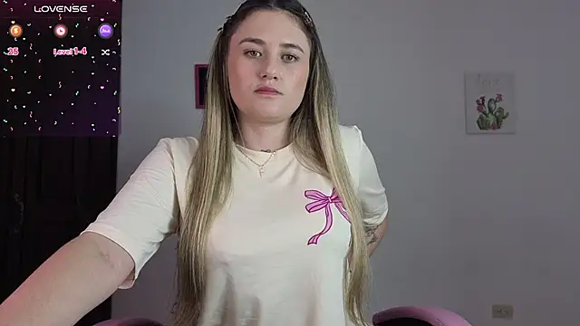 Snapshot of Veronika__Winslow_ chatting on 11.04.25 Veronika Winslow online show from 11.04.25