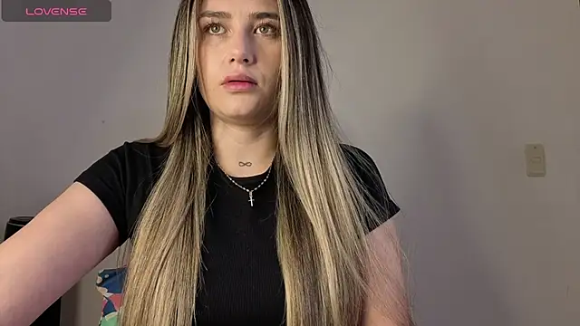 Snapshot of Veronika__Winslow_ chatting on 11.18.25 Veronika Winslow online show from 11.18.25