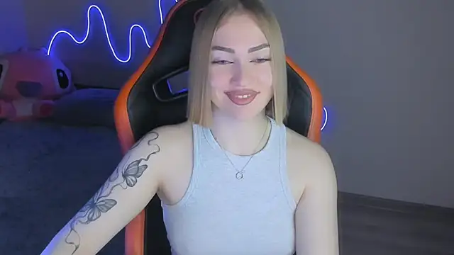 Snapshot of LaraKrein_lk chatting on 11.28.25 LaraKrein lk online show from 11.28.25