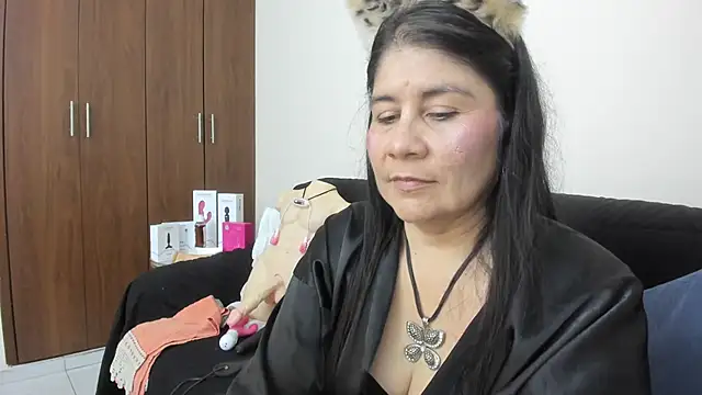 kiraGeiner online show from 11.18.25