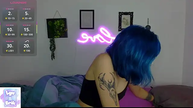 Snapshot of lyv_x_ chatting on 10.19.25 lyv x online show from 10.19.25