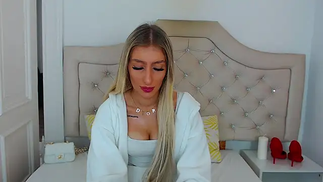 Snapshot of NatalieSensual chatting on 10.19.25 NatalieSensual online show from 10.19.25