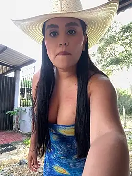 Snapshot of laure_torres chatting on 06.24.26 laure torres online show from 06.24.26
