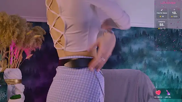 Snapshot of WendyGilber chatting on 10.18.25 WendyGilber online show from 10.18.25