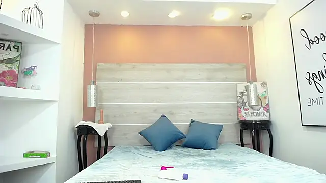 Snapshot of AlexandraCambell chatting on 11.04.25 AlexandraCambell online show from 11.04.25