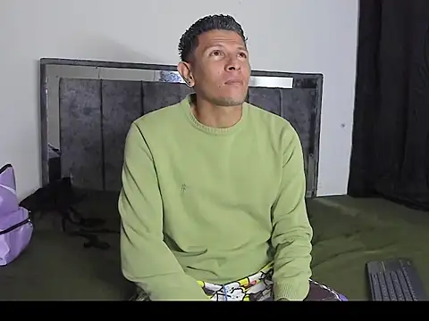 Snapshot of lindoshot_sexlove chatting on 09.21.25 lindoshot sexlove online show from 09.21.25