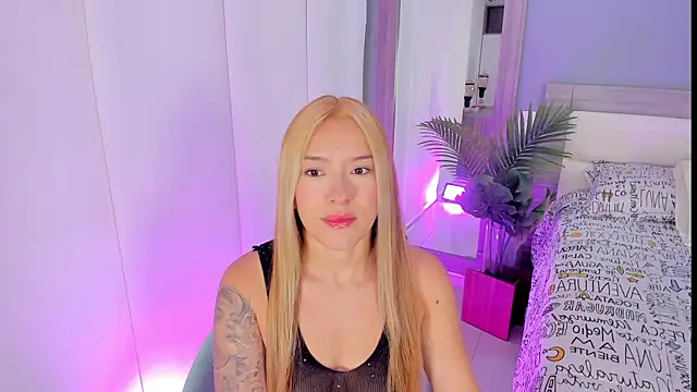 Snapshot of LexxyBunny_ chatting on 10.10.25 LexxyBunny online show from 10.10.25