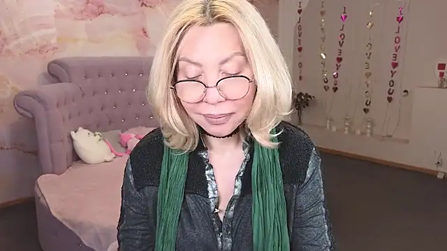 Snapshot of Wendy_Waves chatting on 10.04.25 Wendy Waves online show from 10.04.25