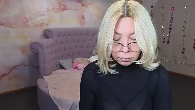 Snapshot of Wendy_Waves chatting on 10.05.25 Wendy Waves online show from 10.05.25