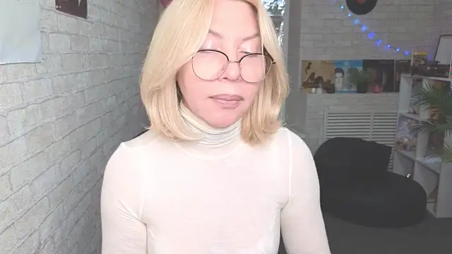 Snapshot of Wendy_Waves chatting on 10.27.25 Wendy Waves online show from 10.27.25