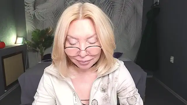 Snapshot of Wendy_Waves chatting on 11.20.25 Wendy Waves online show from 11.20.25