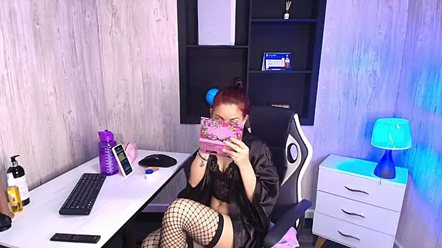 Snapshot of Mia_Esposito2 chatting on 11.21.25 Mia Esposito2 online show from 11.21.25