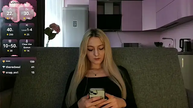 Snapshot of white_liillyy chatting on 09.11.25 white liillyy online show from 09.11.25