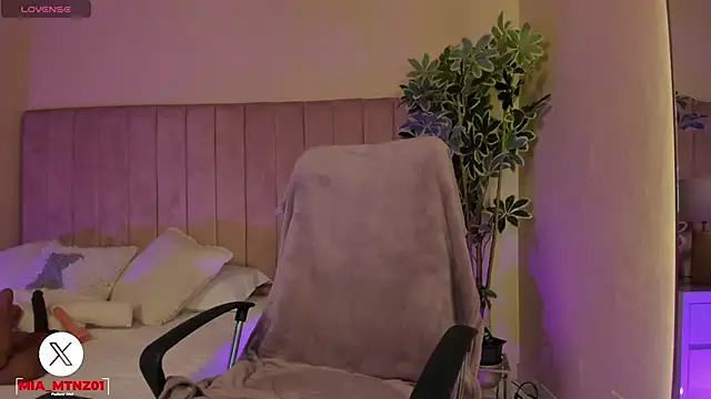 Mia mtnz02 online show from 11.25.25