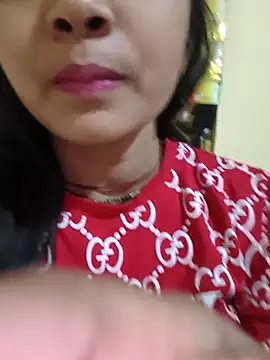 Snapshot of RAYI_Queen_2 chatting on 12.04.25 RAYI Queen 2 online show from 12.04.25