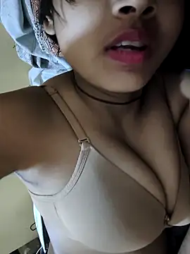 Snapshot of RAYI_Queen_2 chatting on 12.13.25 RAYI Queen 2 online show from 12.13.25