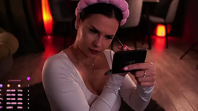 Snapshot of MaryHols chatting on 10.06.25 MaryHols online show from 10.06.25