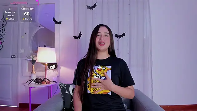 Snapshot of AuroraMiiller chatting on 10.27.25 AuroraMiiller online show from 10.27.25