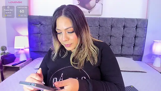 Snapshot of isabella_horney_ chatting on 11.07.25 isabella horney online show from 11.07.25