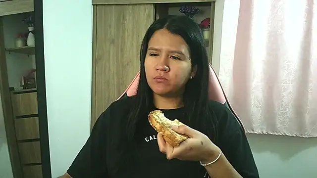 Snapshot of Oliviawatson1 chatting on 11.20.25 Oliviawatson1 online show from 11.20.25