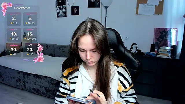 Snapshot of cute_little_ass chatting on 04.01.26 cute little ass online show from 04.01.26