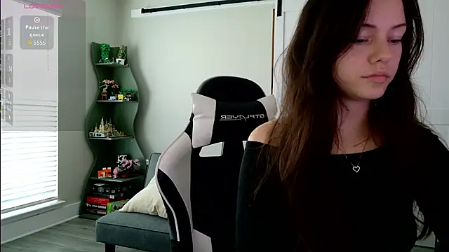Snapshot of lilbbyily chatting on 05.18.26 lilbbyily online show from 05.18.26