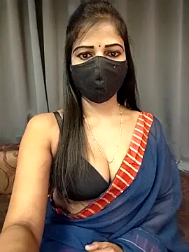 Snapshot of Misss-julli chatting on 12.17.25 Misss-julli online show from 12.17.25