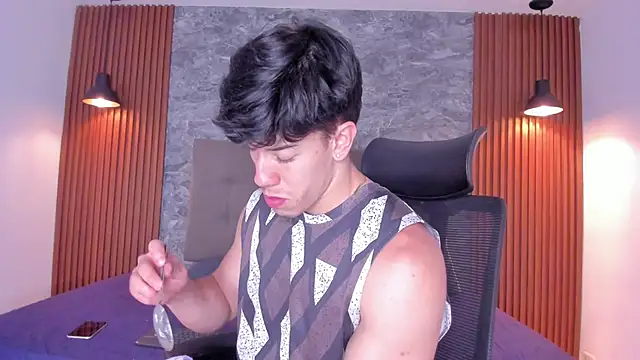 Snapshot of MaxCooper1 chatting on 10.06.25 MaxCooper1 online show from 10.06.25