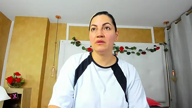 Snapshot of Heidy_milf chatting on 04.27.26 Heidy milf online show from 04.27.26