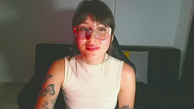 Snapshot of Yulienneg chatting on 04.29.26 Yulienneg online show from 04.29.26