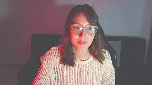 Snapshot of Yulienneg chatting on 04.30.26 Yulienneg online show from 04.30.26