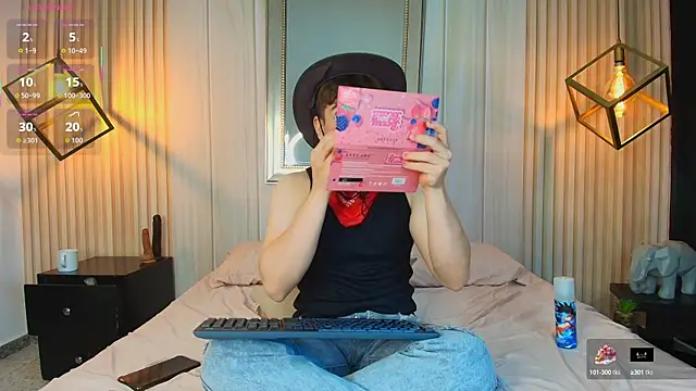 TaylerWhite online show from 10.11.25