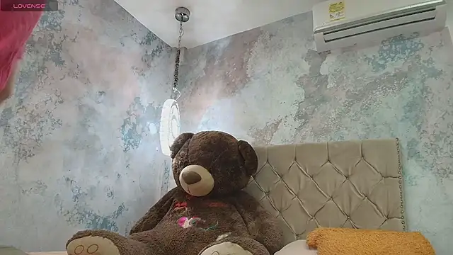 TaylerWhite online show from 11.06.25