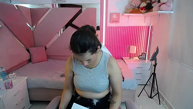 Snapshot of Mia_garcia28 chatting on 11.14.25 Mia garcia28 online show from 11.14.25