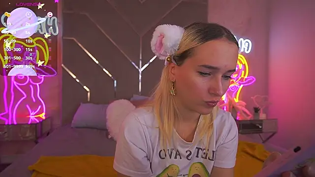 LilElfie online show from 10.04.25