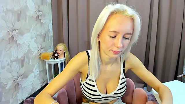 Snapshot of cute_luucy chatting on 10.23.25 cute luucy online show from 10.23.25